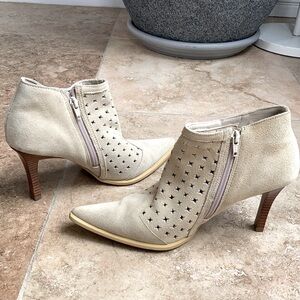 NEWPORT NEWS cream color cowboy bootie size 8.5
